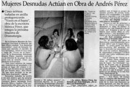 Mujeres desnudas actúan en obra de Andrés Pérez.