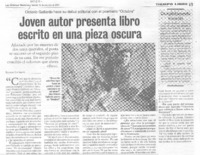 Joven autor presenta libro escrito en una pieza oscura