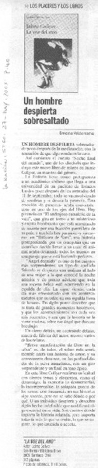 Un hombre despierta sobresaltado