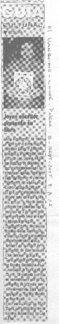 Joven escritor presenta su libro.