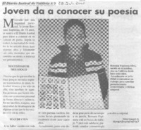 Joven da a conocer su poesía.