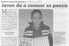 Joven da a conocer su poesía.