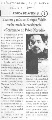 Escritor y músico Enrique Valdés recibe medalla presidencial "Centenario de Pablo Neruda"