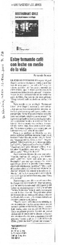 Estoy tomando café con leche en medio de la vida