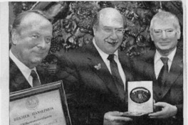 Skármeta recibió premio en Alemania.  [artículo]