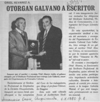 Otorgan galvano a escritor.  [artículo]