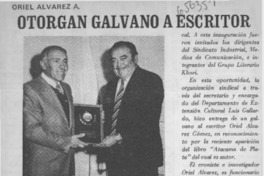 Otorgan galvano a escritor.  [artículo]