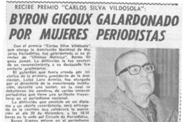 Byron Gigoux galardonado por mujeres periodistas.