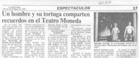 Un Hombre y su tortuga comparten recuerdos en el teatro Moneda.