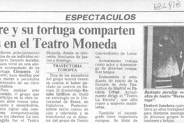 Un Hombre y su tortuga comparten recuerdos en el teatro Moneda.