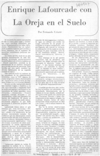 Enrique Lafourcade con la oreja en el suelo