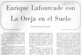 Enrique Lafourcade con la oreja en el suelo