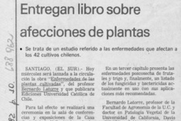 Entregan libro sobre afecciones de plantas.