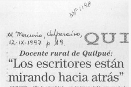 "Los Escritores están mirando hacia atrás"  [artículo].