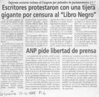 Escritores protestaron con una tijera gigante por censura al "libro negro"  [artículo].