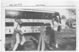 La comedia viaja en bus  [artículo] C. D.