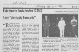 Bajo fuerte lluvia teatro ICTUS hace "gimnasia bancaria".