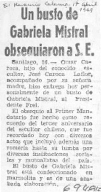 Un busto de Gabriela Mistral obsequiaron a S. E.