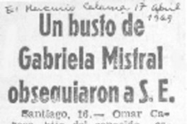 Un busto de Gabriela Mistral obsequiaron a S. E.