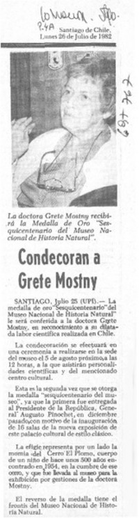 Condecoran a Grete Mostny.