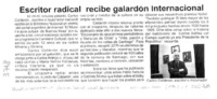 Escritor radical recibe galardón internacional.