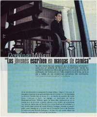 Los jóvenes escriben en mangas de camisa"