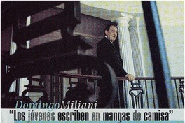 Los jóvenes escriben en mangas de camisa"