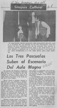 Las tres Pascualas suben al escenario del aula magna.  [artículo]