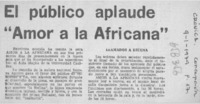 El público aplaude "Amor a la africana".  [artículo]