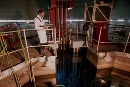 Científico junto al reactor del Centro de Estudios Nucleares La Reina, hacia 1960.