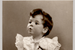 [Niñita de pelo ondulado, partidura al lado, vestido de broderí blanco con vuelos, mejillas rosadas, con un juguete en sus manos y en distintas posiciones]