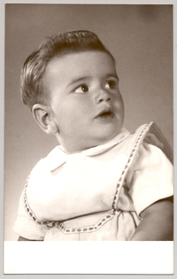 [Niñito en distintas poses: riendo, llorando, mirando y con distintas ropas: pecho desnudo y vestido]