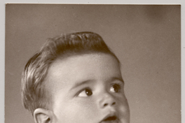 [Niñito en distintas poses: riendo, llorando, mirando y con distintas ropas: pecho desnudo y vestido]