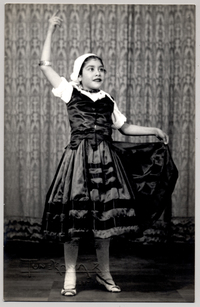 [Niña vestida de bailarina en tres posiciones diferentes]