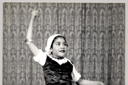 [Niña vestida de bailarina en tres posiciones diferentes]