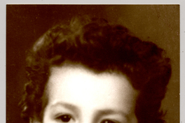 [Niño sonriente con chaleco abrochado y pechera de lana]