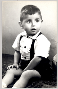 [Niño de pantalón corto con suspensores y camisa blanca manga corta en distintas poses]