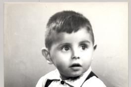 [Niño de pantalón corto con suspensores y camisa blanca manga corta en distintas poses]