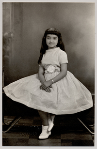 [Niña adolescente con vestido de fiesta, zapatos y calcetas blancas]