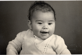 [Guagua en distintas poses con un chaleco blanco de lana]