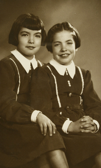 [Dos hermanitas vestidas iguales y sentadas una al lado de la otra en dos posiciones]