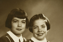 [Dos hermanitas vestidas iguales y sentadas una al lado de la otra en dos posiciones]