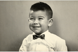 [Niño moreno de pelo corto con camisa blanca y humita cuadrillé]