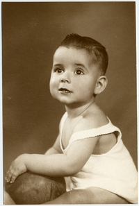 [Niñito vestido con un traje de verano de hilo blanco y en otra pose desnudo]