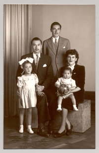 [Grupo familiar compuesto por tres adultos, un niñito y una niñita]