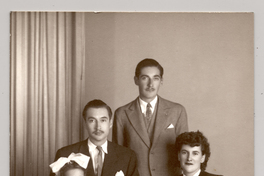 [Grupo familiar compuesto por tres adultos, un niñito y una niñita]