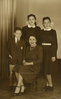 [Mujer con sus tres hijos]