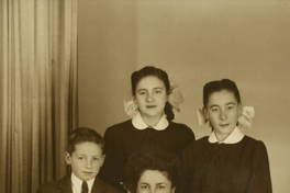 [Mujer con sus tres hijos]