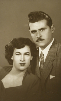 [Hombre y mujer posando [Matrimonio]