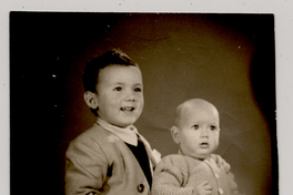 [Niño sonriente con su hermana chica con la cabeza rapada]